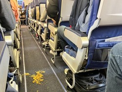 Satu Penumpang Berulah, Pramugari Marah Besar dan Hukum Seisi Pesawat