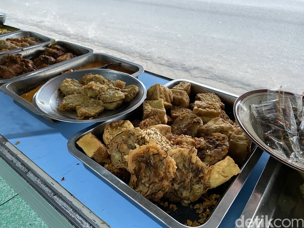 Nasi Pecel Mbok Bari paling terkenal di Blitar yang enak untuk sarapan