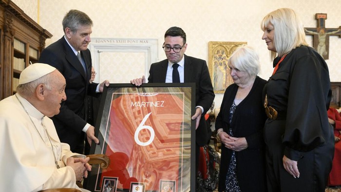 VATICAN CITY, VATICAN - APRIL 20: (EDITOR NOTE: STRICTLY EDITORIAL USE ONLY - NO MERCHANDISING). Pope Francis receives in audience a delegation of “Interfaith Leaders from Greater Manchester”, Great Britain at his private library of the Apostolic Palace on April 20, 2023 in Vatican City, Vatican. The Inter Faith Network for the UK works to promote understanding, cooperation and good relations between organisations and persons of different faiths in the UK. (Photo by Vatican Media via Vatican Pool/Getty Images)