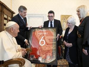 Paus Fransiskus Dapat Jersey MU Lisandro Martinez