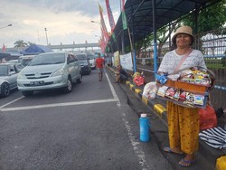 Berkah Ramadan, Pedagang Asongan Raup Cuan Saat Arus Mudik di Gilimanuk