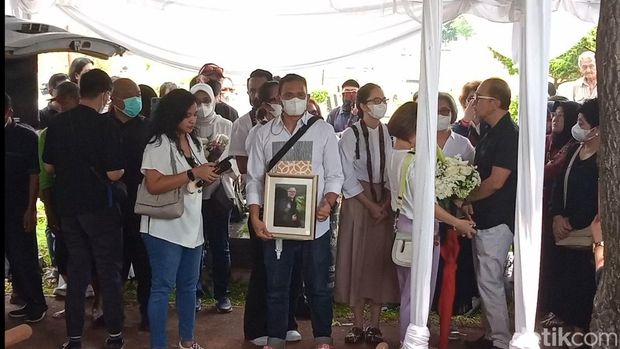 Pemakaman Carlo Saba Pemakaman Carlo Saba di TPU Tanah Kusir, Jumat (21/4/2023) dihadiri keluarga dan personel Kahitna.