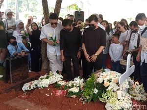Momen Haru Keluarga dan Kahitna di Pemakaman Carlo Saba Momen Haru Keluarga dan Kahitna di Pemakaman Carlo Saba