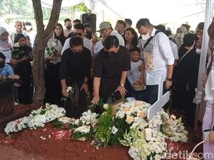 Kahitna Antar Carlo Saba ke Peristirahatan Terakhir Kahitna Antar Carlo Saba ke Peristirahatan Terakhir