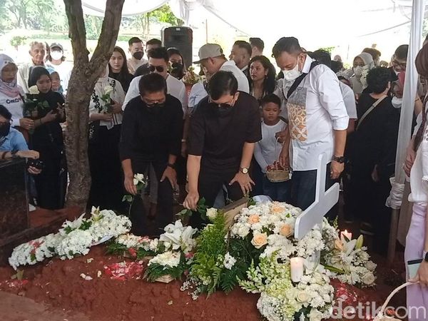 Kahitna Antar Carlo Saba ke Peristirahatan Terakhir