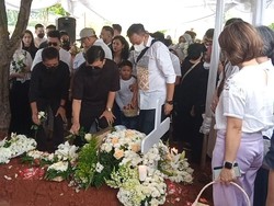 Mawar Putih Jadi Persembahan Terakhir Kahitna untuk Carlo Saba