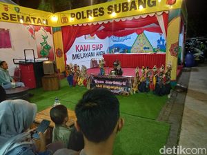 Kala Pemudik Dihibur Wayang Golek di Rest Area Tol Cipali