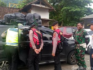 Diduga Angkut Pemudik, Puluhan Mobil Pribadi Disetop di Sukabumi Diduga Angkut Pemudik, Puluhan Mobil Pribadi Disetop di Sukabumi