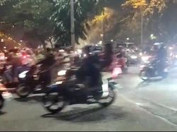 Polisi Halau Pemotor Konvoi Saat Malam Takbiran di Pademangan Jakut