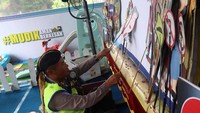 Polisi Lalulintas Jadi Dalang untuk Hibur Pemudik