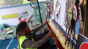 Polisi Lalulintas Jadi Dalang untuk Hibur Pemudik