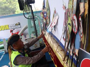 Polisi Lalulintas Jadi Dalang untuk Hibur Pemudik