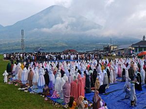 Potret Salat Idul Fitri di Lereng Gunung Sumbing Potret Salat Idul Fitri di Lereng Gunung Sumbing