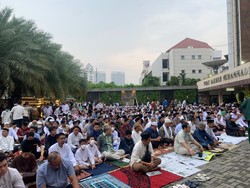 PP Muhammadiyah Gelar Salat Idul Fitri 1444 H, Jemaah Penuhi Ruas Jalan