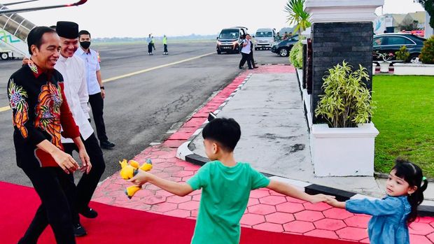 Presiden Joko Widodo tiba kembali di Pangkalan TNI AU Adi Soemarmo Kabupaten Boyolali, Provinsi Jawa Tengah, Jumat 21 April 2023 pukul 16.40 WIB, setelah pagi tadi ke Jakarta untuk menghadiri acara internal.