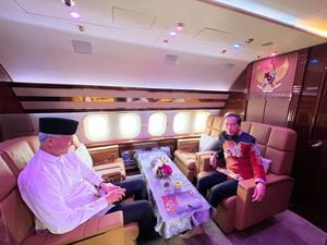 Momen Jokowi & Ganjar Satu Pesawat ke Solo Usai Deklarasi Capres PDIP