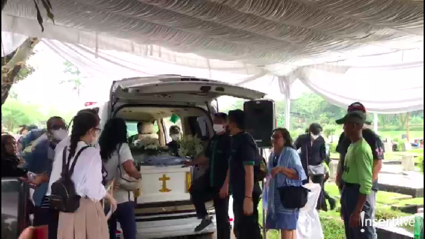 Prosesi penutupan peti hingga pemakaman Carlo Saba