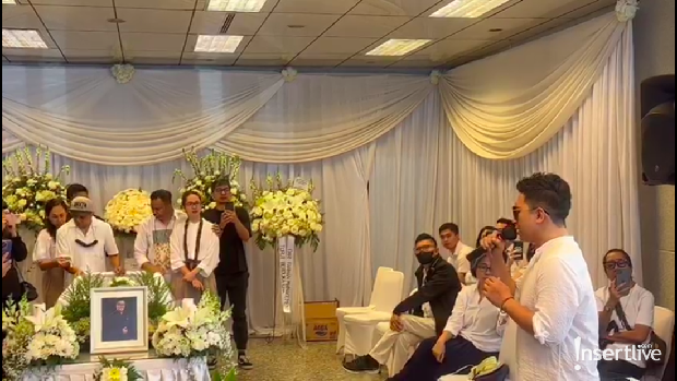 Prosesi penutupan peti hingga pemakaman Carlo Saba