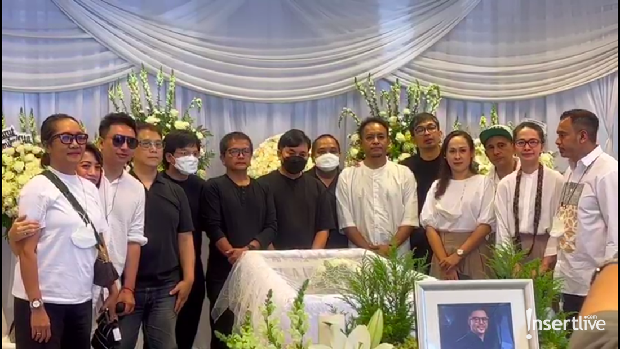 Prosesi penutupan peti hingga pemakaman Carlo Saba