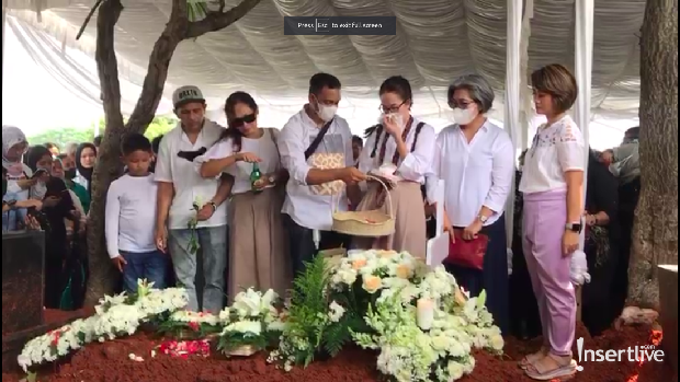 Prosesi penutupan peti hingga pemakaman Carlo Saba