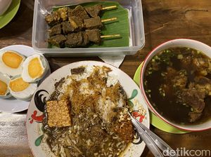 Gurih Poll! Rawon Empal Suwir Pak Pangat Kondang Sejak 1969 Gurih Poll! Rawon Empal Suwir Pak Pangat Kondang Sejak 1969