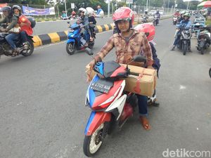 Pemudik Bangkalan Bawa Mercon dan Sekarung Semangka Buat Oleh-oleh Lebaran Pemudik Bangkalan Bawa Mercon dan Sekarung Semangka Buat Oleh-oleh Lebaran