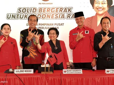 Potret Salam Metal Jokowi-Megawati Usai Umumkan Ganjar Capres