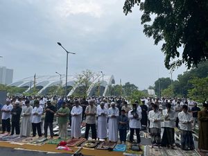 Jemaah Salat Idul Fitri di Jaktim Tetap Khusyuk Meski Jalan Basah dan Hujan