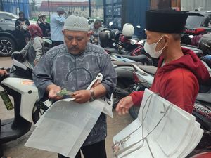 Idul Fitri Bawa Berkah, Dagangan Alas Salat Rohman Diborong Jemaah di Bogor