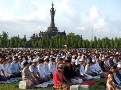 Tata Cara Sholat Idul Fitri Berjamaah-Sendiri Lengkap dengan Bacaan Niatnya