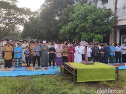 Momen Kebersamaan Warga Korban Lumpur Sidoarjo Shalat Idul Fitri