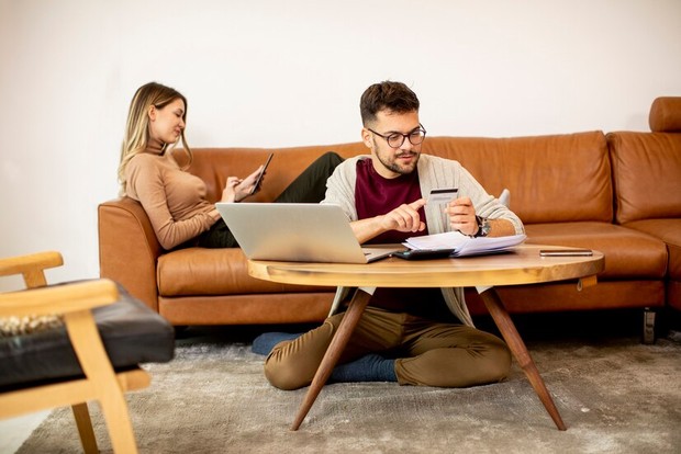 Banyaknya kesalahpahaman dalam mengatur keuangan disebabkan oleh jarangnya berkomunikasi antara pasangan suami-istri.