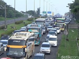 H-3 Lebaran, Tol Cipali Macet dari Km 83 Sampai Km 87 Pagi Ini H-3 Lebaran, Tol Cipali Macet dari Km 83 Sampai Km 87 Pagi Ini
