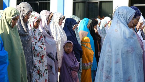 Warga Muhammadiyah melaksanakan Shalat Idul Fitri 1444 Hijriah di Masjid At Tanwir Alkazhim di kawasan Kantor Pimpinan Wilayah Muhammadiyah Kalimantan Barat di Kabupaten Kubu Raya, Kalimantan Barat, Jumat (21/4/2023). Pimpinan Pusat Muhammadiyah menetapkan Idul Fitri pada 21 April 2023, sementara itu pemerintah menetapkan Idul Fitri pada 22 April 2023. ANTARA FOTO/Jessica Helena Wuysang/rwa.