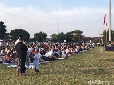 Potret Ribuan Warga Salat Id di Alun-alun Kidul Jogja