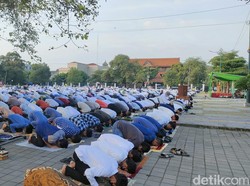 Ribuan Warga Salat Id di Pamedan Puro Mangkunegaran Solo