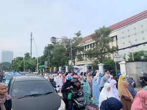 Jemaah Khusyuk Salat Id di PP Muhammadiyah Meski di Antara Kendaraan Parkir