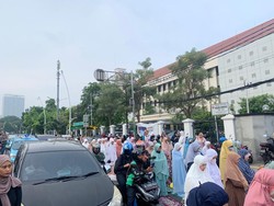 Jemaah Khusyuk Salat Id di PP Muhammadiyah Meski di Antara Kendaraan Parkir