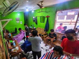 Rezeki Nomplok Tukang Cukur di Sukabumi Jelang Lebaran