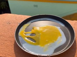 Tak Perlu Pakai Kompor, Pria Ini Masak Omelet Pakai Sinar Matahari