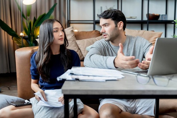Bersaing masalah finansial berpotensi memicu keretakan dalam hubungan rumah tangga.