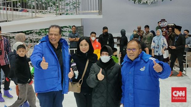 Founder sekaligus Chairman CT Corp Chairul Tanjung bersama Wali Kota Makassar, Moh Ramdhan Pomanto di Makassar Trans Snow World
