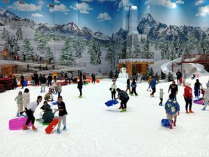 Dibuka Perdana, Pengunjung Wahana Snow World TSM Makassar Membeludak