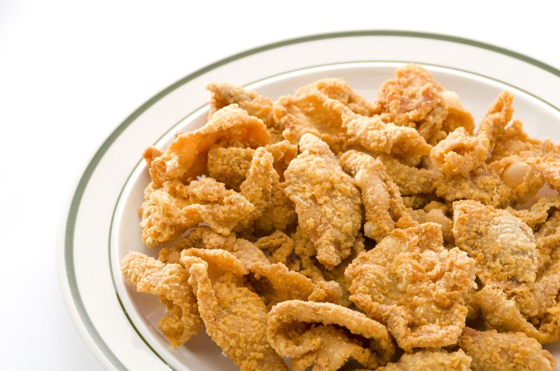 Tutorial Makan Ayam Goreng Ini, Bikin Penggemar Kulit Ayam Emosi