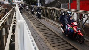 Uji Nyali, Mudik Lewat Jembatan Darurat Cikreteg