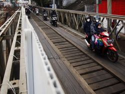 Uji Nyali, Mudik Lewat Jembatan Darurat Cikreteg