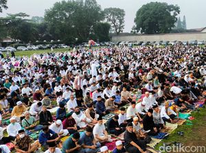 Penampakan Ribuan Jemaah Salat Id di Makassar, Jambi dan Ciamis