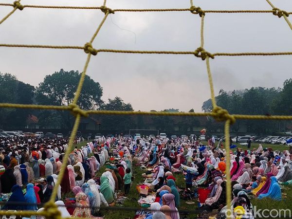 Khusyuknya Salat Id Warga Muhammadiyah Cimahi di Lapangan Rajawali