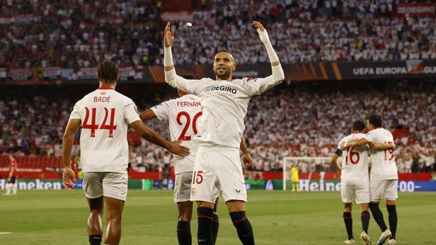 Soccer Football - Europa League - Quarter Final - Second Leg - Sevilla v Manchester United - Ramon Sanchez Pizjuan, Seville, Spain - April 20, 2023 Sevilla's Youssef En-Nesyri celebrates scoring their first goal REUTERS/Marcelo Del Pozo