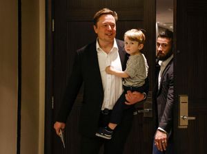 Pemandangan Langka Elon Musk Gendong Anaknya X AE A-XII